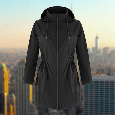 Stylowa Długa Kurtka Przeciwdeszczowa – Wiatroodporna Kurtka z Kapturem do Podróży